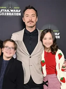 A men’s tailored beige cotton blazer, the Skeleton Crew 2023 Blazer, with a clean-cut lapel and structured fit.