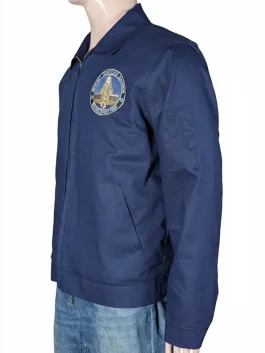 Detailed view of the shirt collar and front zipper closure on the brown cotton jacket inspired by Chris Pratt in Mercy 2026.