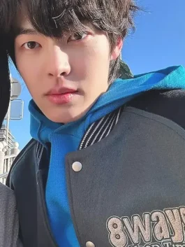 This image shows the overall shape and fit of the varsity jacket. It’s easy to style with jeans, joggers, or cargos for a clean streetwear look. Keep the outfit simple so the jacket stays the main highlight.