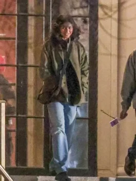 Casual women’s streetwear featuring a long-sleeve green cotton blazer with pockets.