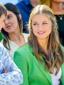 Front view of the vibrant green Princess Leonor Green Blazer showcasing structured tailoring and full-length sleeves.